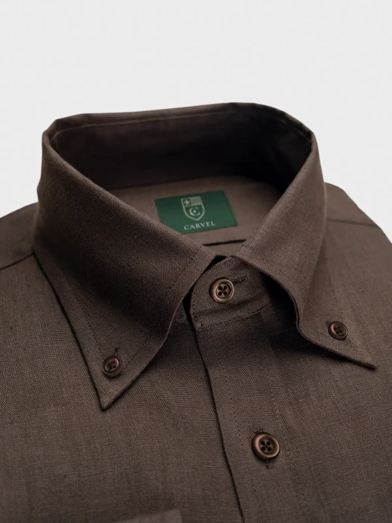 koszula-lniana-button-down-czekoladowa-3.webp