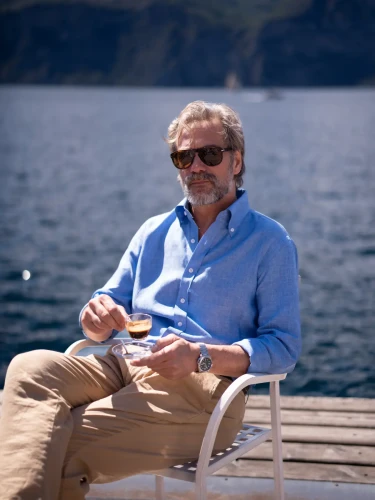 koszula-lniana-button-down-niebieska-model.webp