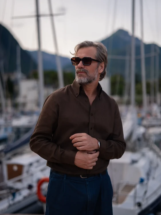koszula-lniana-button-down-czekoladowa-model.webp